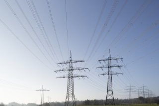 Le total du bilan de Swissgrid a augmenté à 4,2 milliards en 2023, notamment en raison des tâches supplémentaires dans le domaine des réserves d'électricité (photo d'illustration). KEYSTONE/GAETAN BALLY
